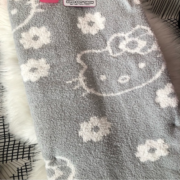 Hello kitty feather yard knit throw - Picture 5 of 5